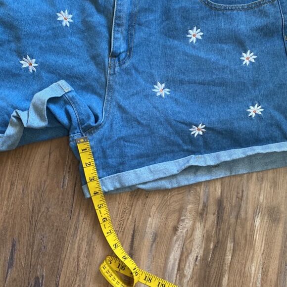 Curve Plus Floral Daisy Embroidered Roll Hem Denim Shorts 3x - Picture 7 of 10
